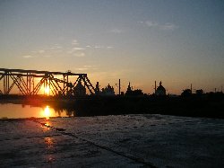 Железнодорожный мост на фоне заката. [Увеличить]