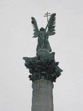 Статуя Архангела Гавриила на площади Героев в Будапеште [увеличить]