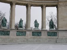 Венгерские правители на площади Героев в Будапеште [увеличить]