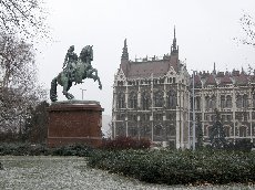 Здание Парламента  и памятник Ференцу Ракоши в Будапеште [увеличить]