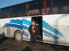В. Курков у автобуса. [увеличить]