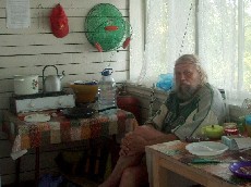 В. Курков в рыбацкой хлабуде