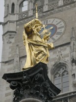Дева Мария на фоне Новой ратуши в Мюнхене