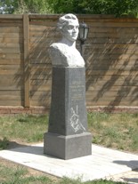 Памятник Н. Дуровой в музее-усадьбе в Елабуге