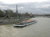 Пейзаж с туристической плоскодонкой в Париже