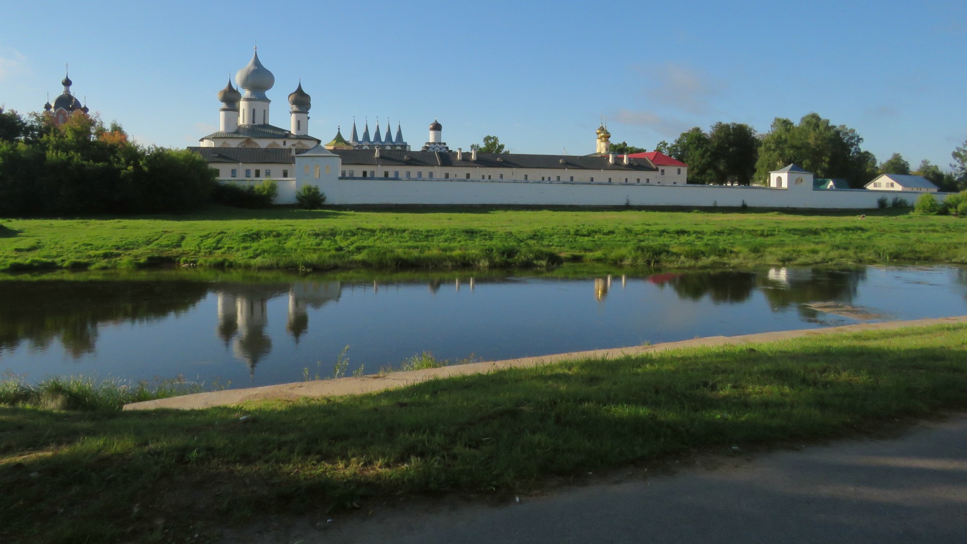 Тихвин вид на реку Тихвинку и Богородский монастырь