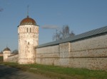 Западная стена ограды Покровского монастыря в Суздале