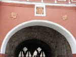 Нижний ярус колокольни с аркой входа Высоко-Петровского монастыря. 